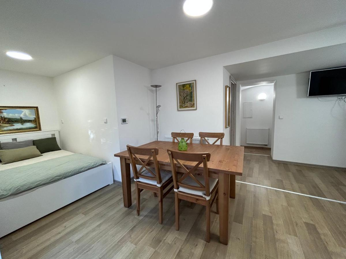 Stromoradni 17 Apartment Breclav Bagian luar foto