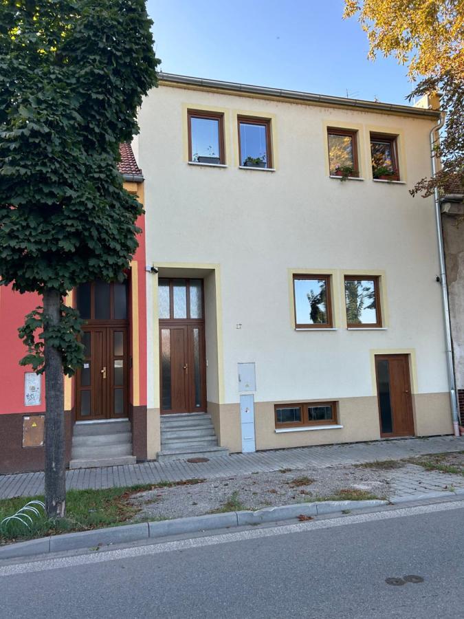 Stromoradni 17 Apartment Breclav Bagian luar foto